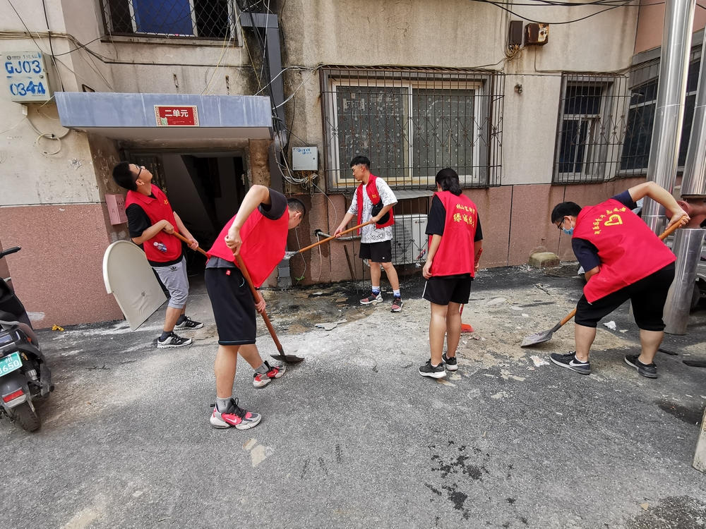 张静森在清扫社区