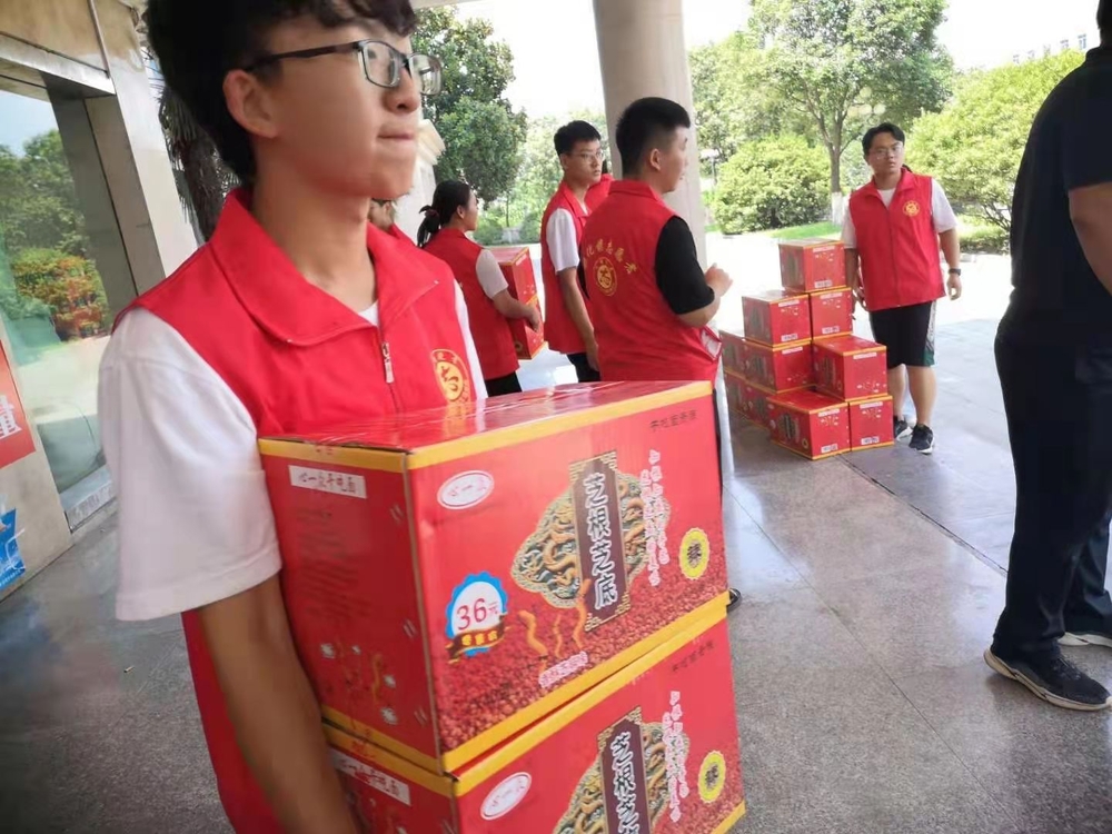 赵星轲在搬运救灾物资