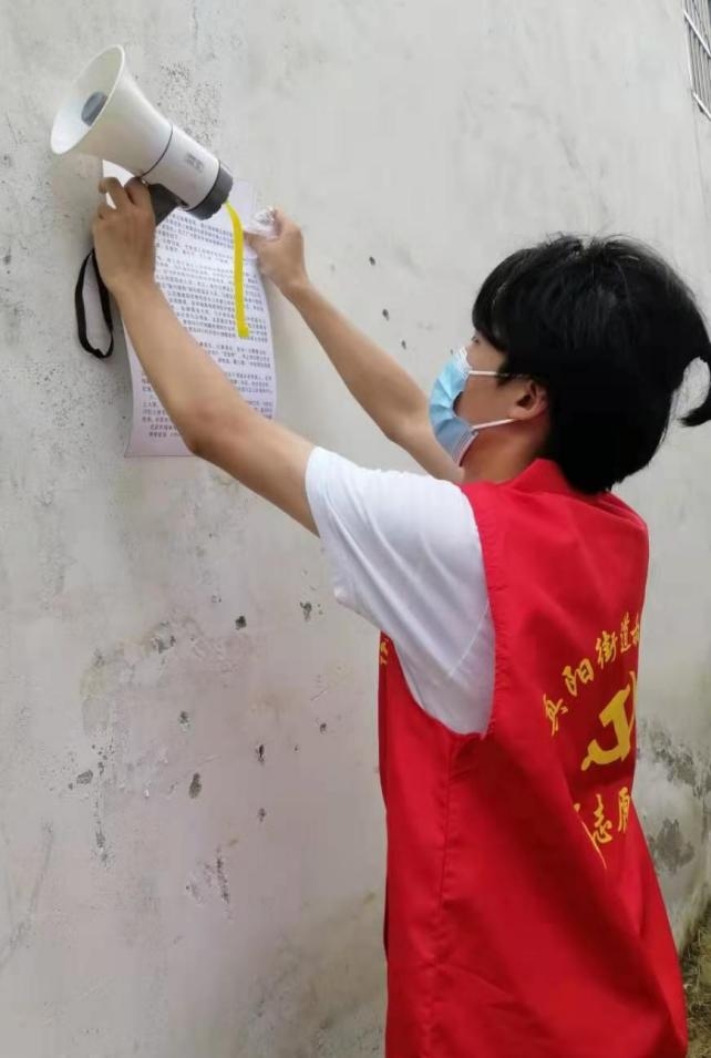 黄宇腾在社区张贴防疫公告