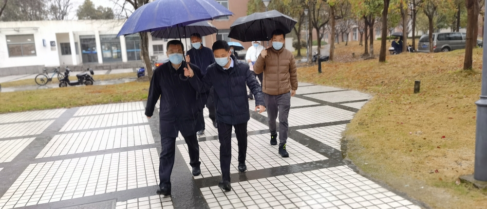 陆靖校长一行前往学生公寓看望社区服务党员志愿者