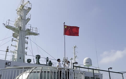 上海学子在升旗仪式中感悟爱国情怀