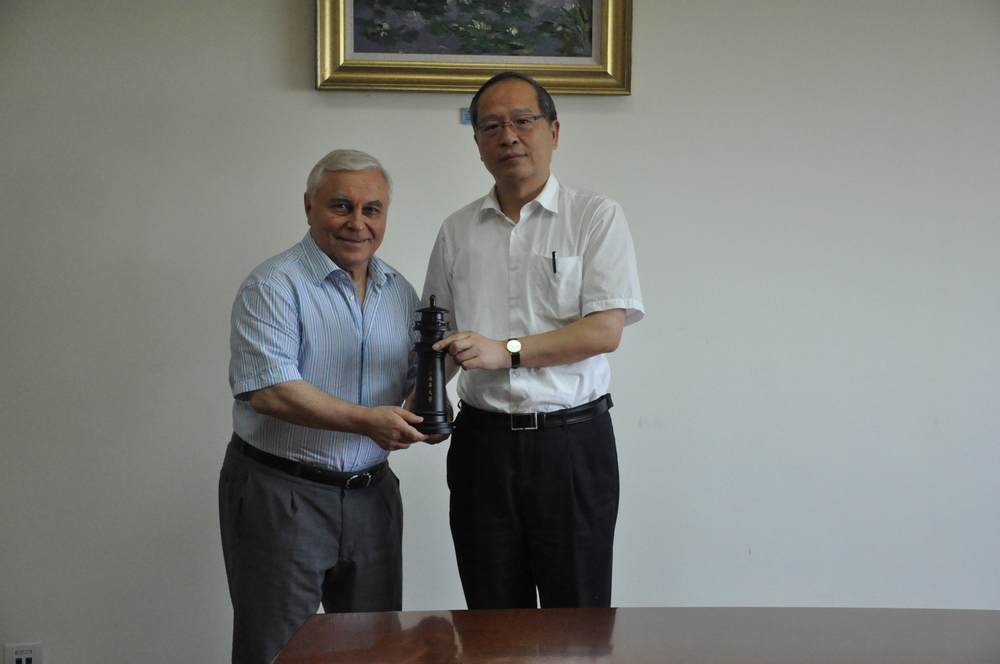 中波轮船股份公司波方总经理扬尼舍夫斯基先生来校访问