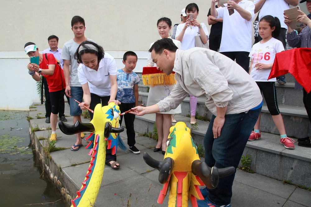 2016年《中国日报》读者龙舟友谊赛在我校举行