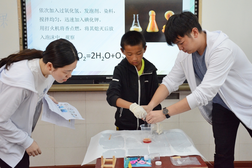 “逐光”实践队