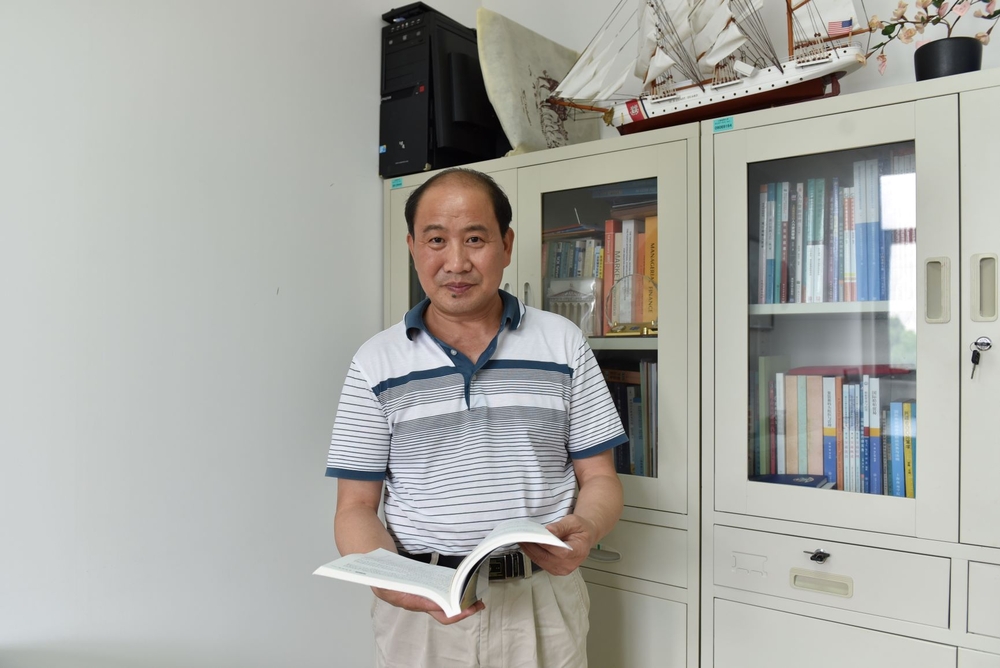 赵刚老师办公室接受采访近照