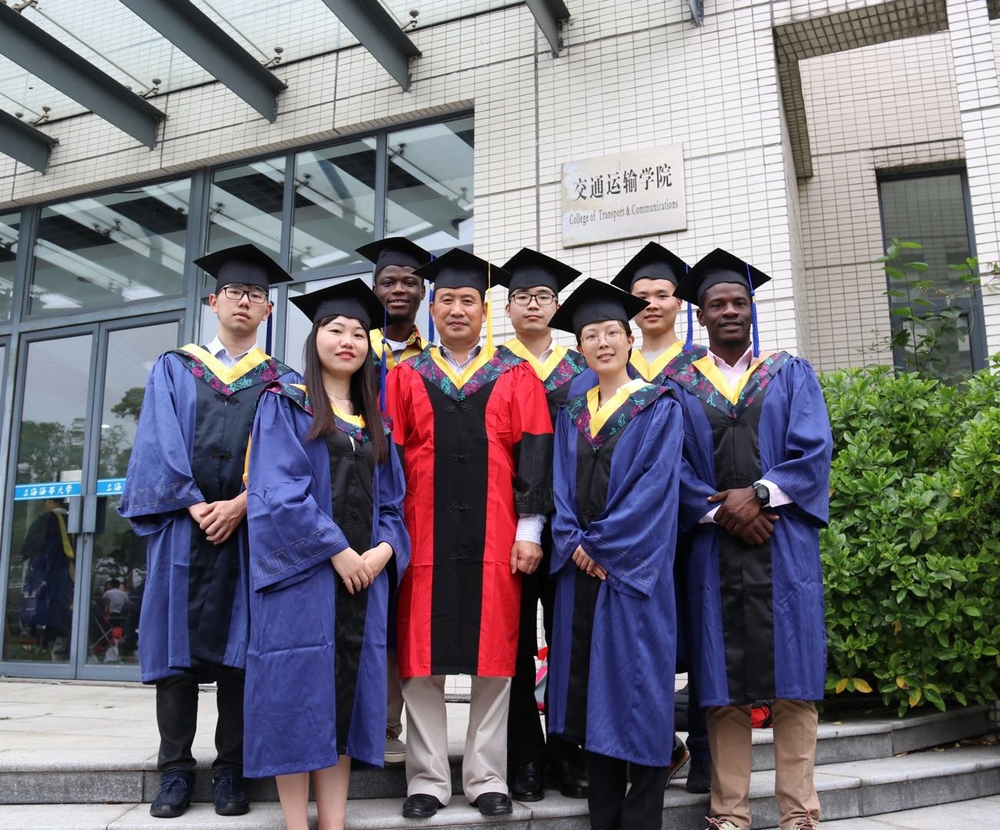 和研究生合影 (临港校区)