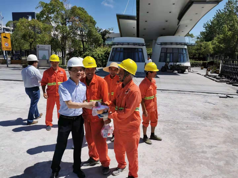校领导慰问学校暑期后勤保障人员