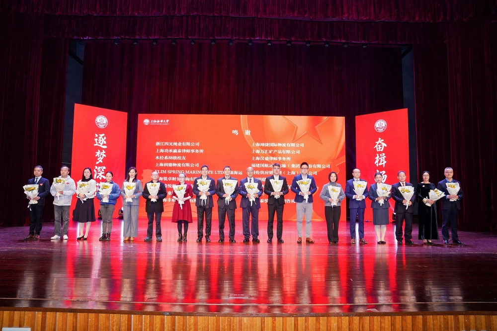 向嘉宾献花（第二批）