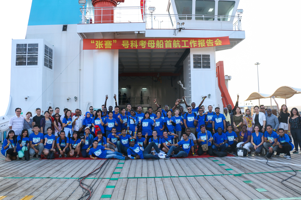 参观“张謇”号科教船