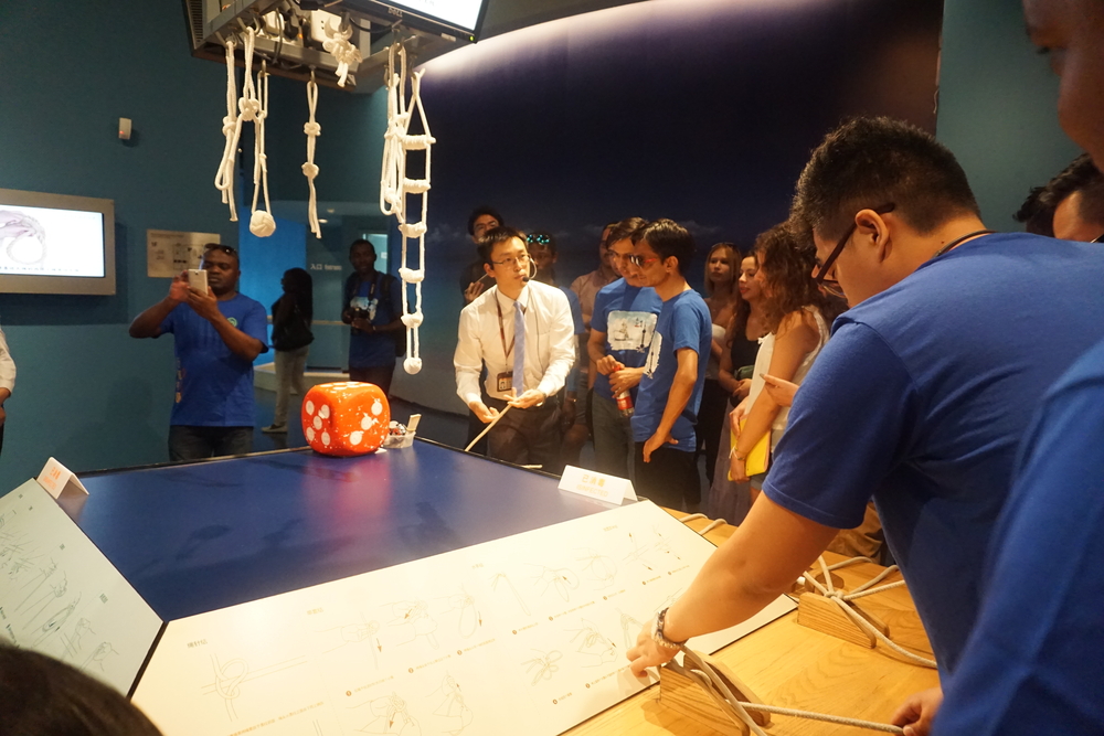 留学生在航海博物馆学习打水手结