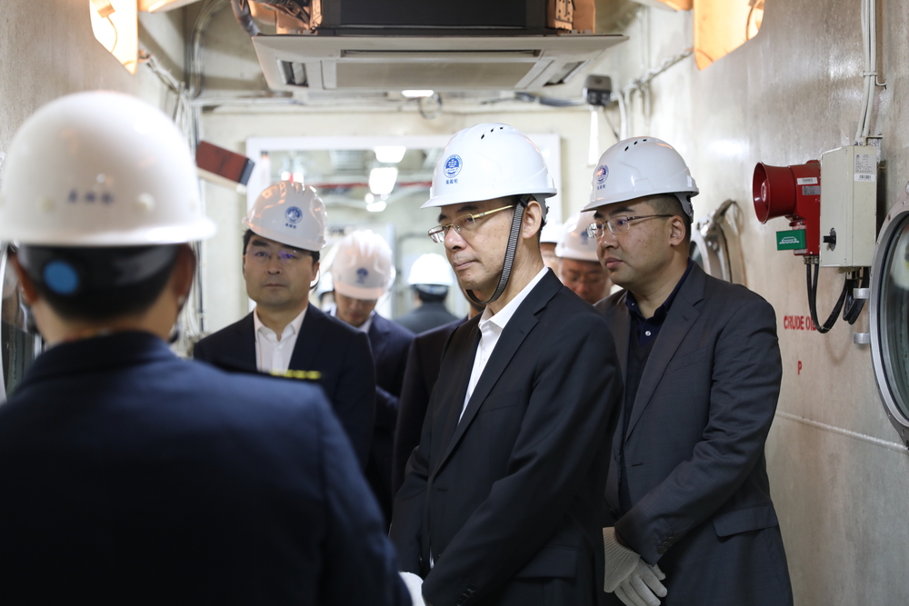 参观“吴淞”号组合式液货模拟船