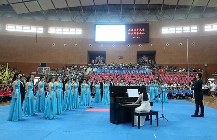 校学生合唱团演唱校歌