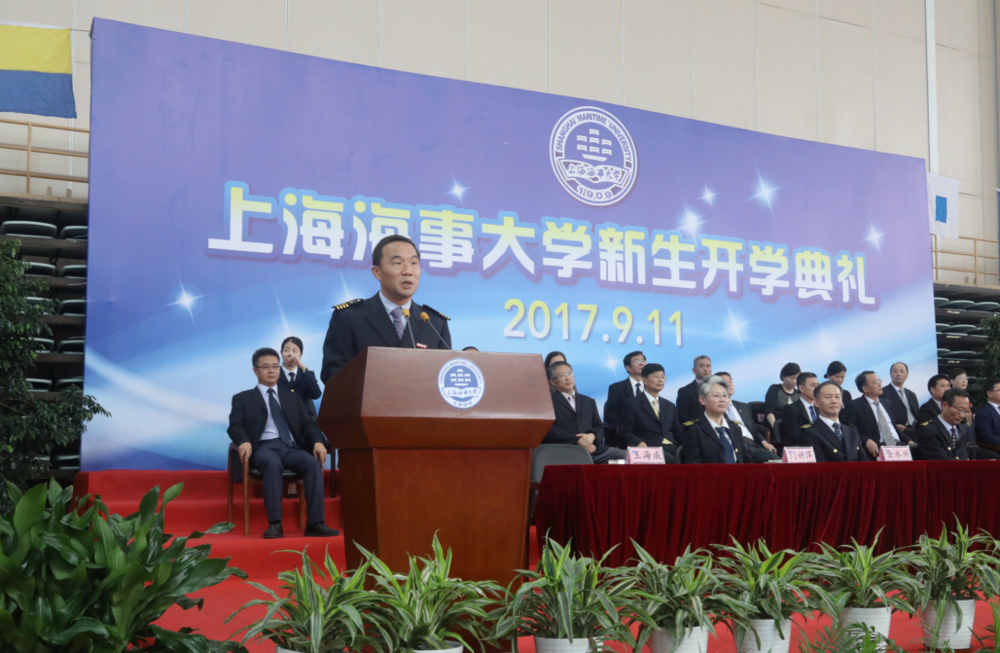 王海威副校长主持开学典礼