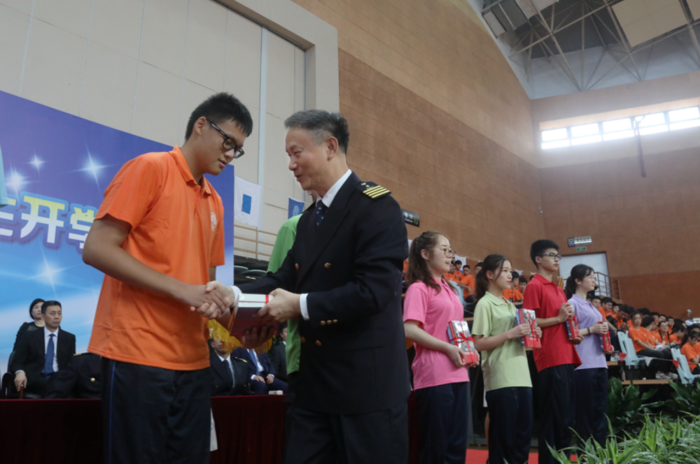 金永兴书记向新生代表赠书