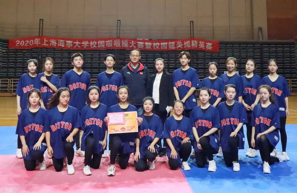 邵长专老师为获奖代表队颁奖