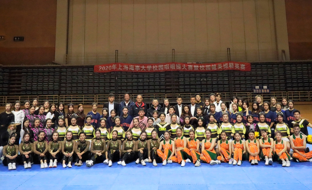 陆靖校长与所有参赛队员合影留念