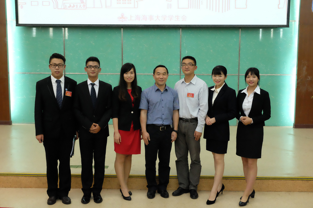 王海威副书记与新一届主席团合影