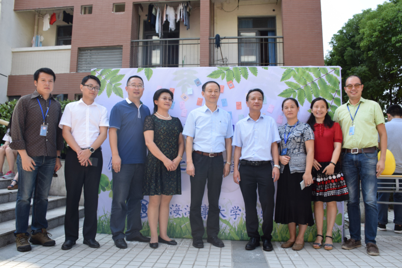 金永兴书记、严伟副校长与迎新工作人员合影