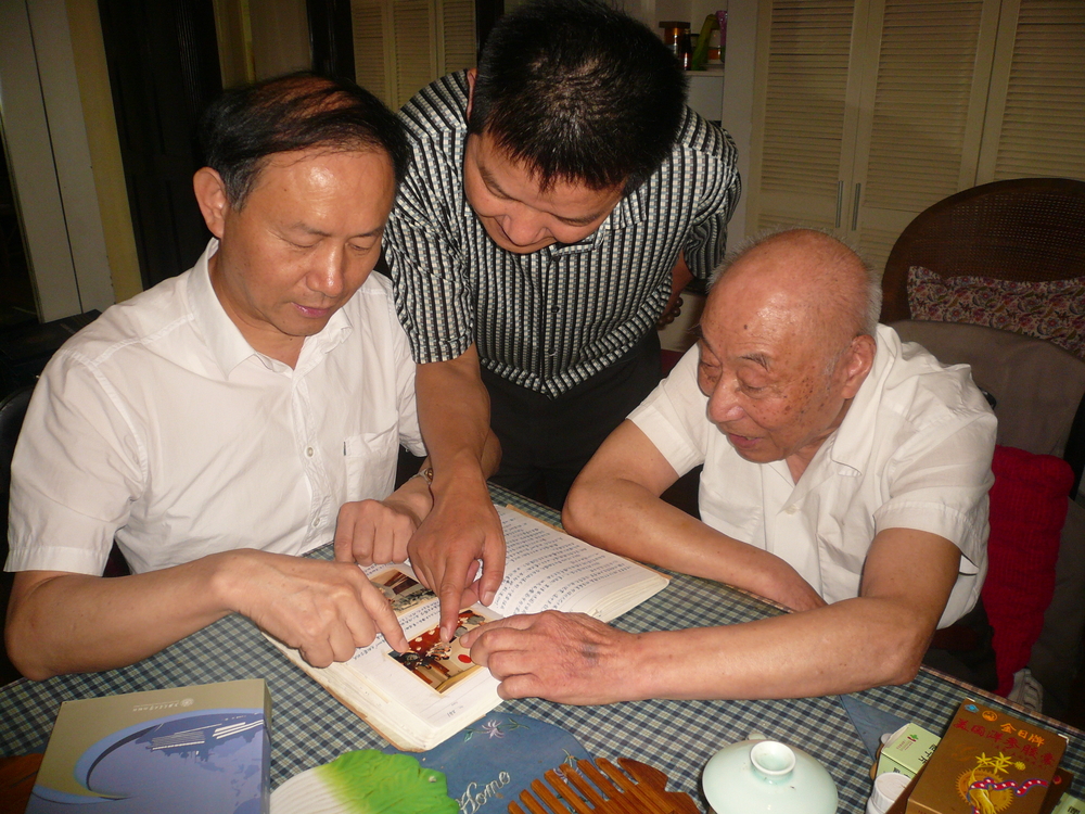 学校领导冒酷暑走访慰问老干部