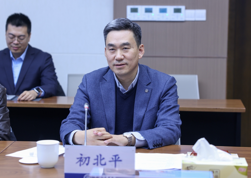 空天信息大学前沿技术产业创新研究院院长刘亚一行来校调研