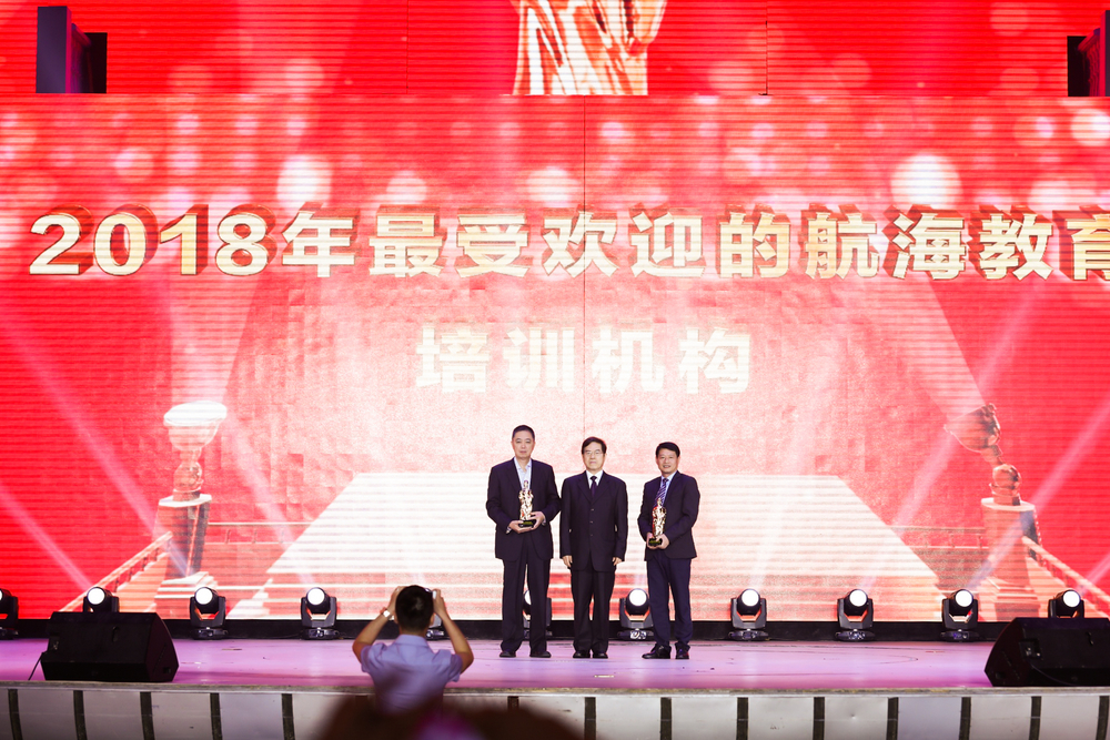 孔凡邨教授代表学校领奖