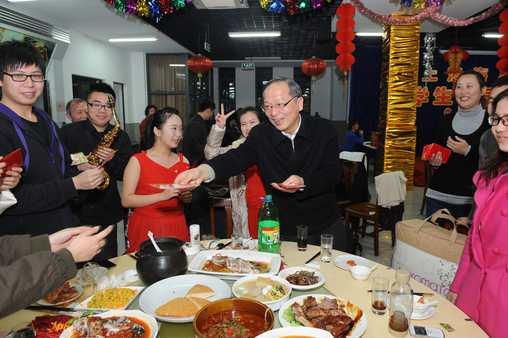 我校举行2013年寒假留校师生迎春团拜会