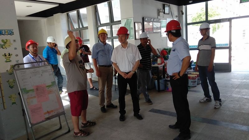 金永兴书记在49号楼门厅改造现场