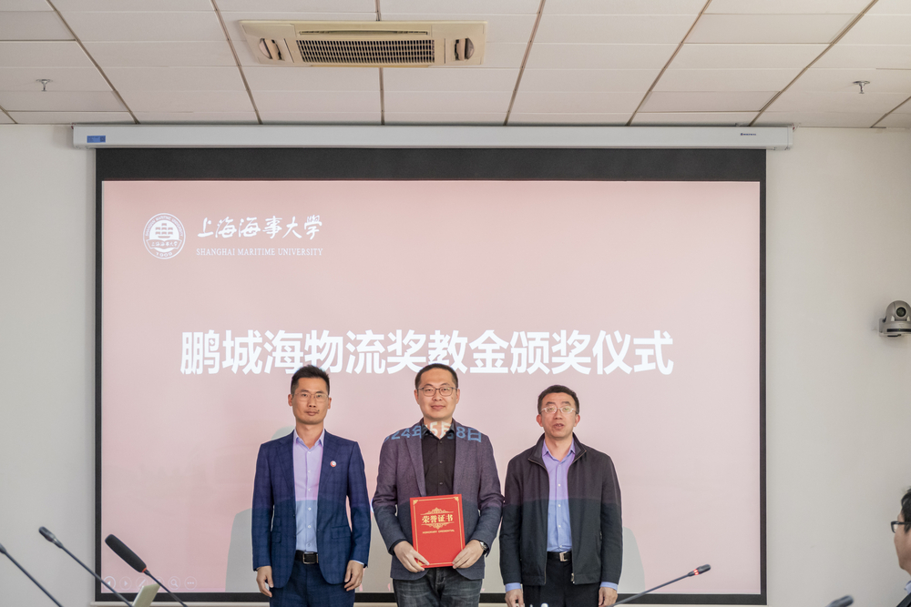 施欣副校长和宛小伍副总经理为路伟华老师颁发一等奖证书