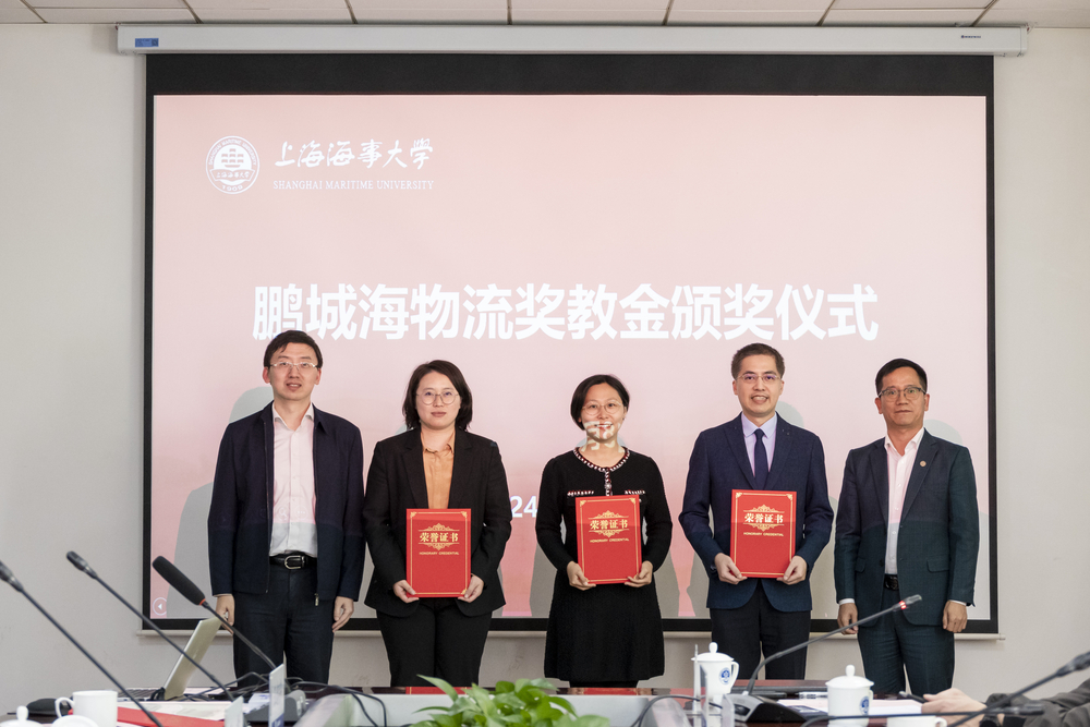 为获奖教师颁发二等奖证书