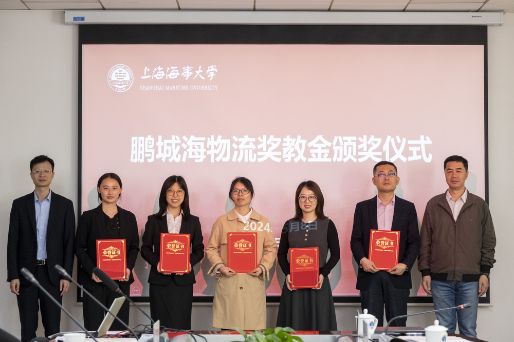 为获奖教师颁发三等奖证书