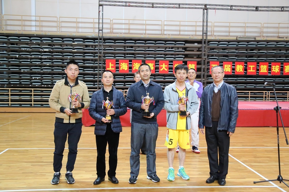 工会常务副主席李序颖颁发体育道德风尚奖