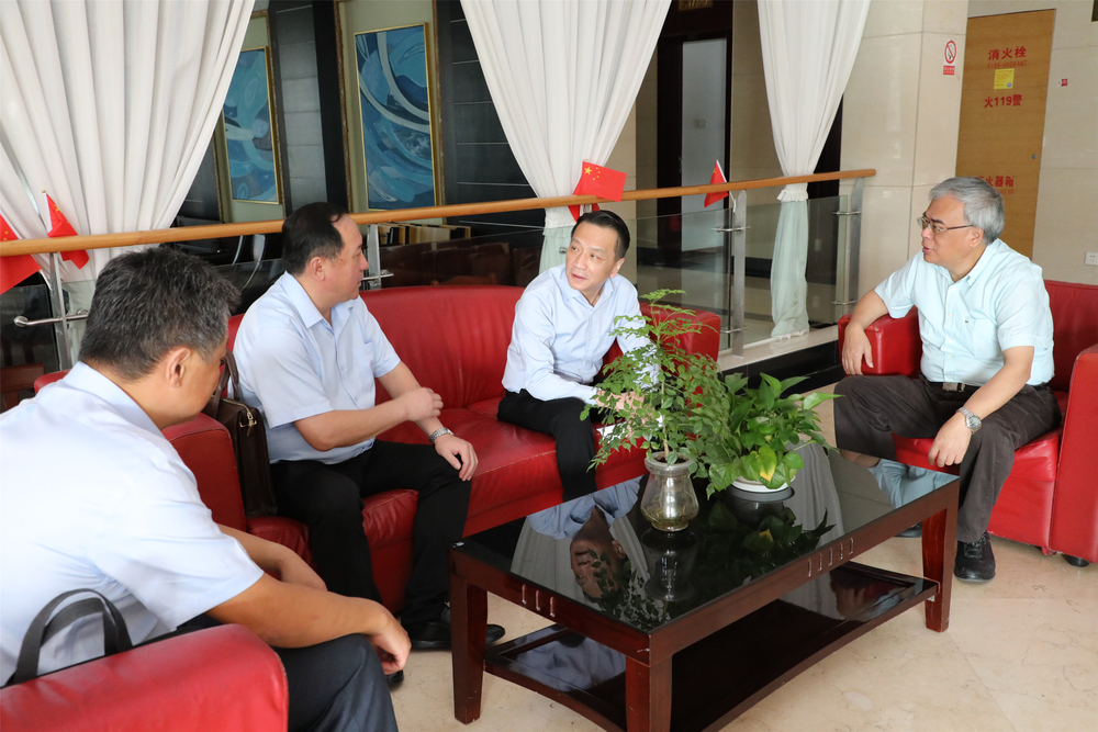 严伟副校长与徐国旺书记在典礼前交流