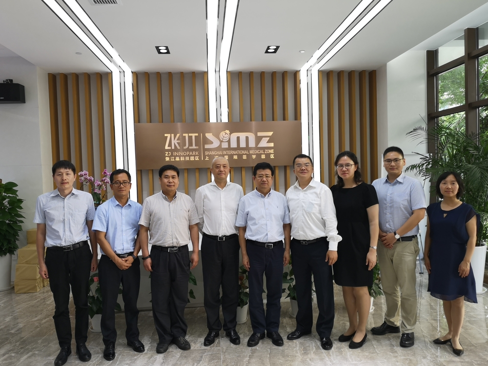 与上海国际医学园区联合发展有限公司合影