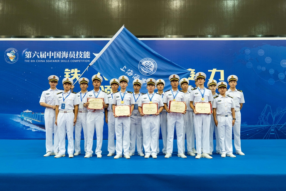 铁人三项接力赛事颁奖合影