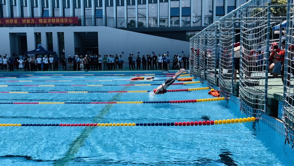 铁人三项接力比赛现场