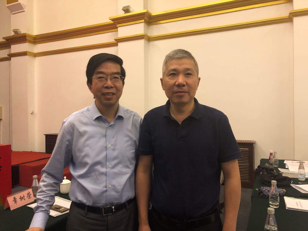 章学来教授（右一）当选为副理事长