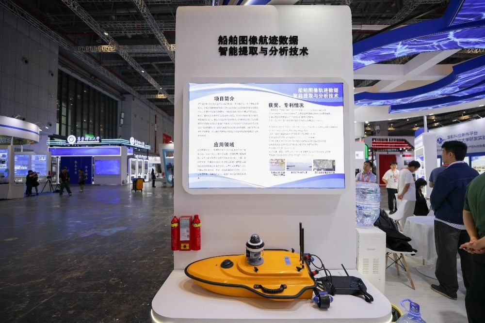 船舶图像航迹数据智能提取与分析系统