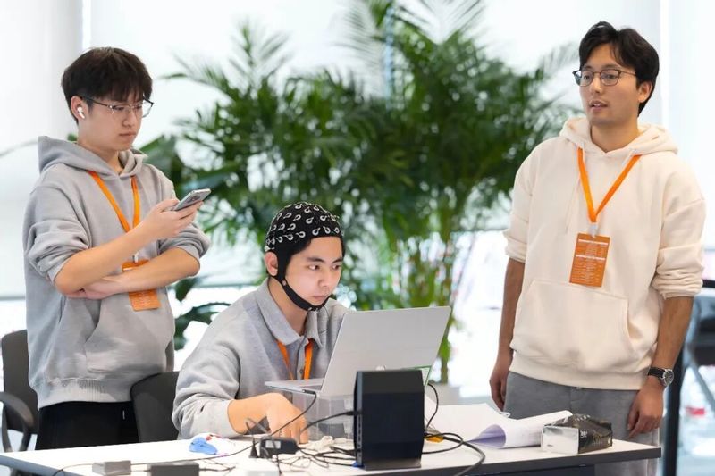 这届年轻人，开始用脑子“外挂”了 | 2025脑机接口大会竞技赛