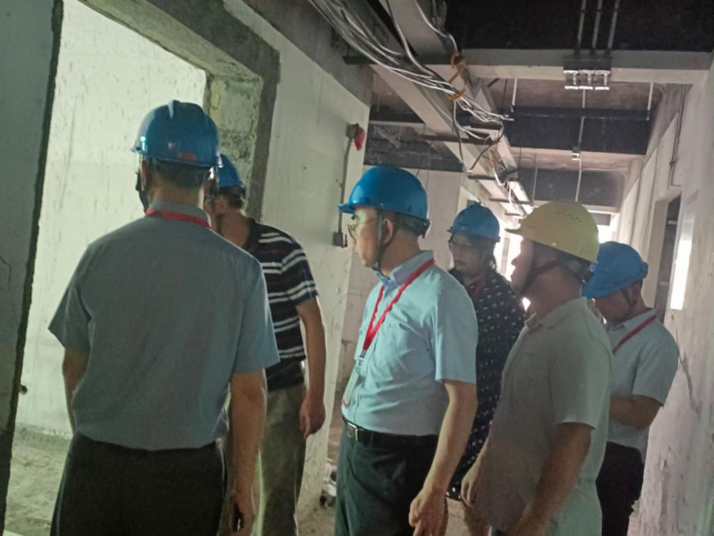 检查学生公寓改造工地