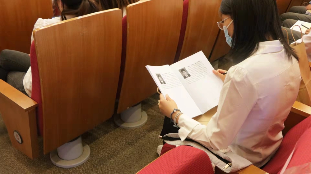 代表审阅报告材料