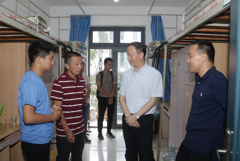 金永兴书记、王海威副校长慰问新生及家长