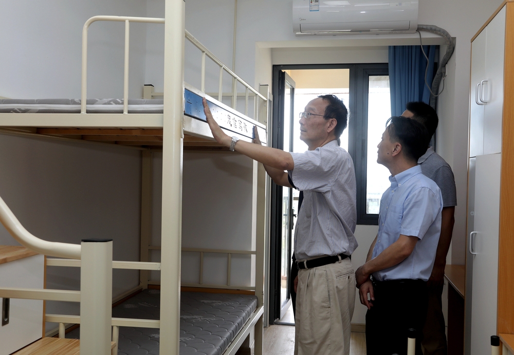 黄有方校长、严伟副校长在新竣工的研究生宿舍楼了解新生住宿情况