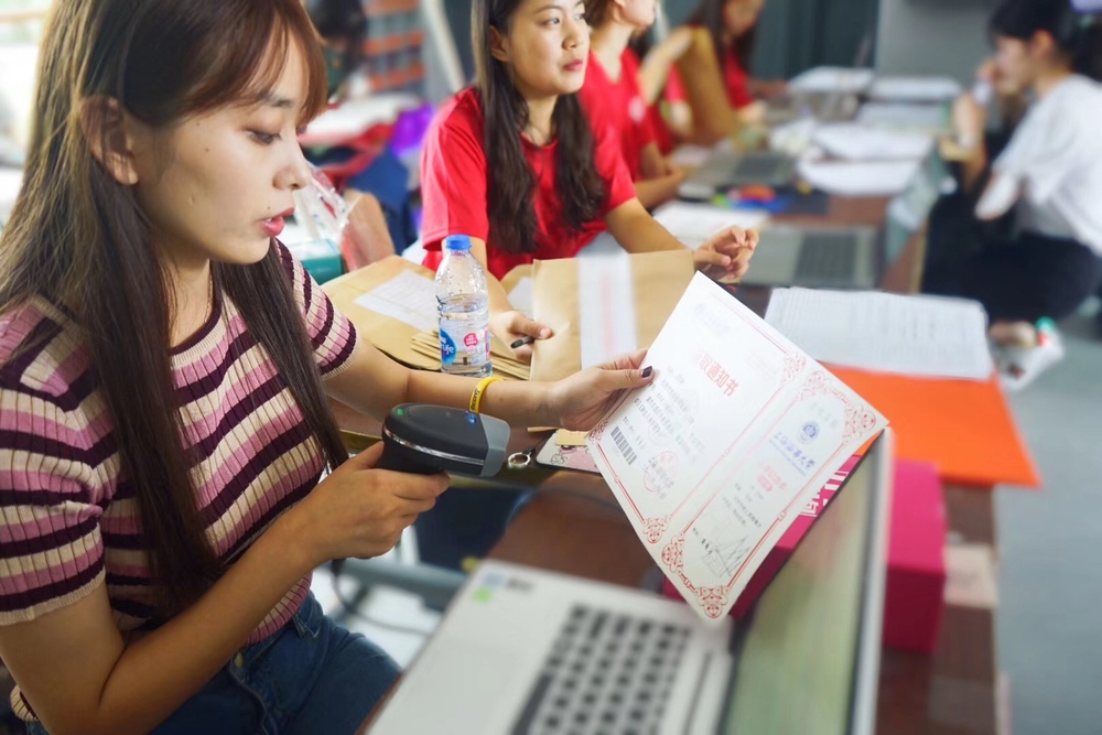 工作人员现场为新生办理入学手续