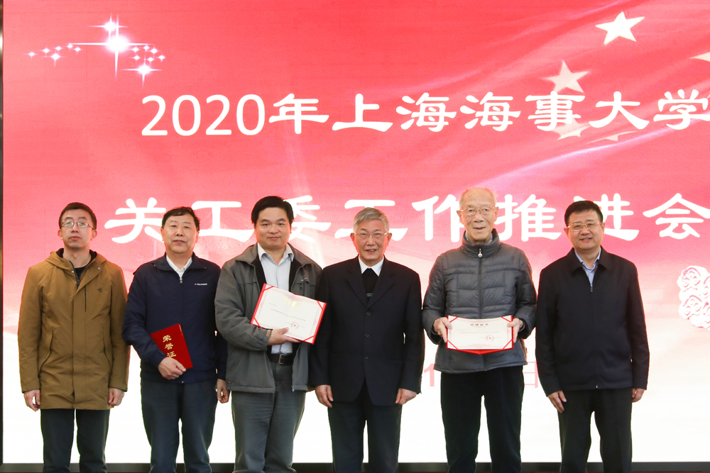 校领导为获得市教育系统关工委先进个人颁发奖状