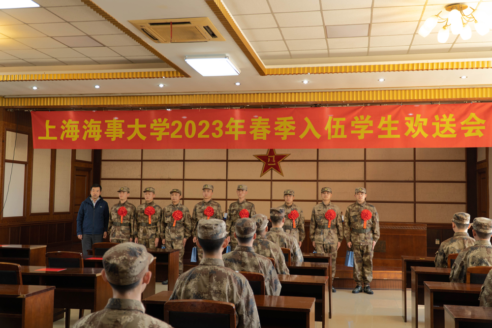 李志鹏为入伍学生佩戴大红花并发放慰问品