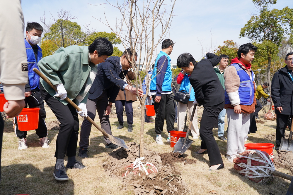 校领导与师生共同植树