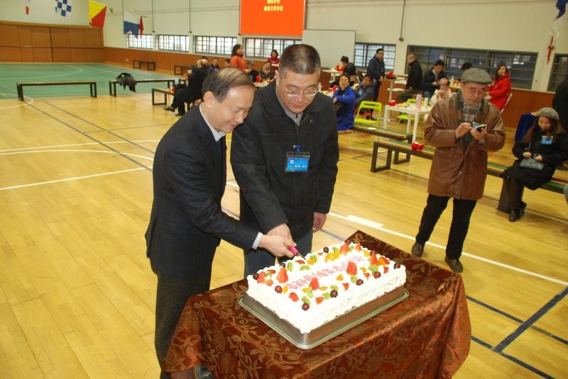 金永兴书记、杨万枫副校长共同为迎新活动切蛋糕