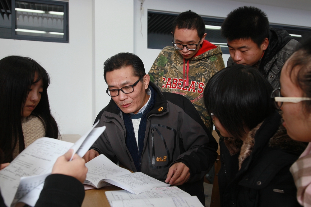 裔国瑜老师和学生们在一起