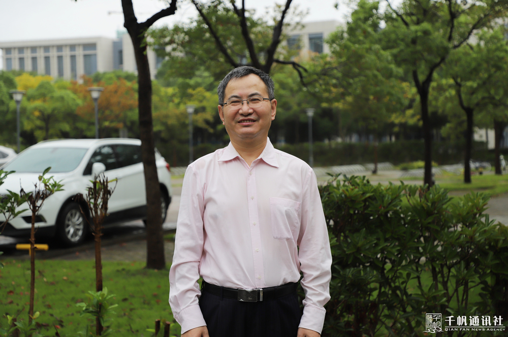 沈秋明老师在校园