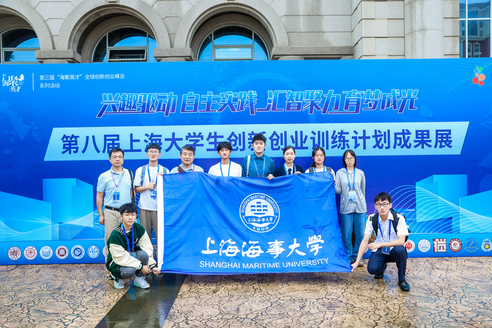 参加成果展合影